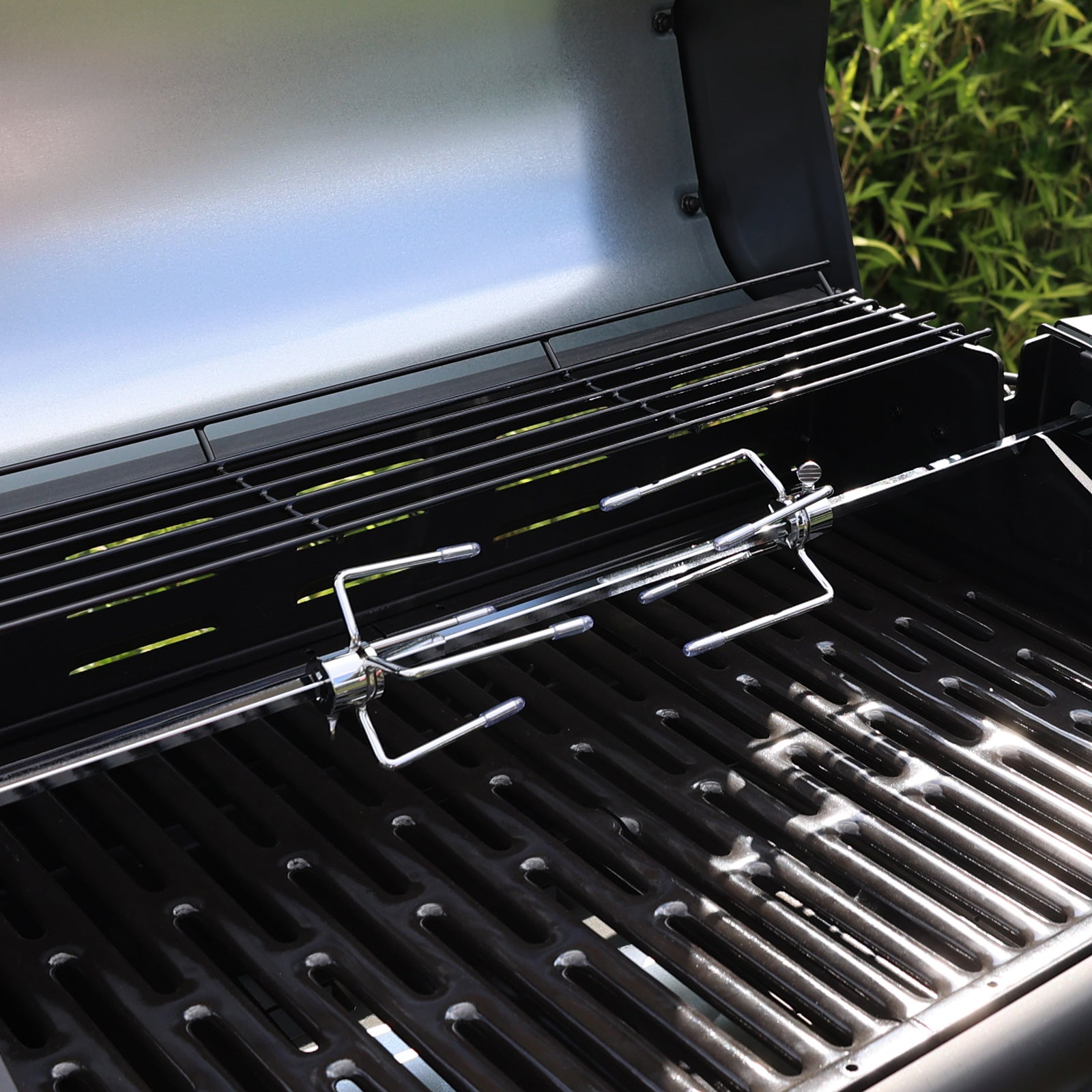 Nahansicht der Gabeln des TAINO RED Grillspießes im passenden Gasgrill