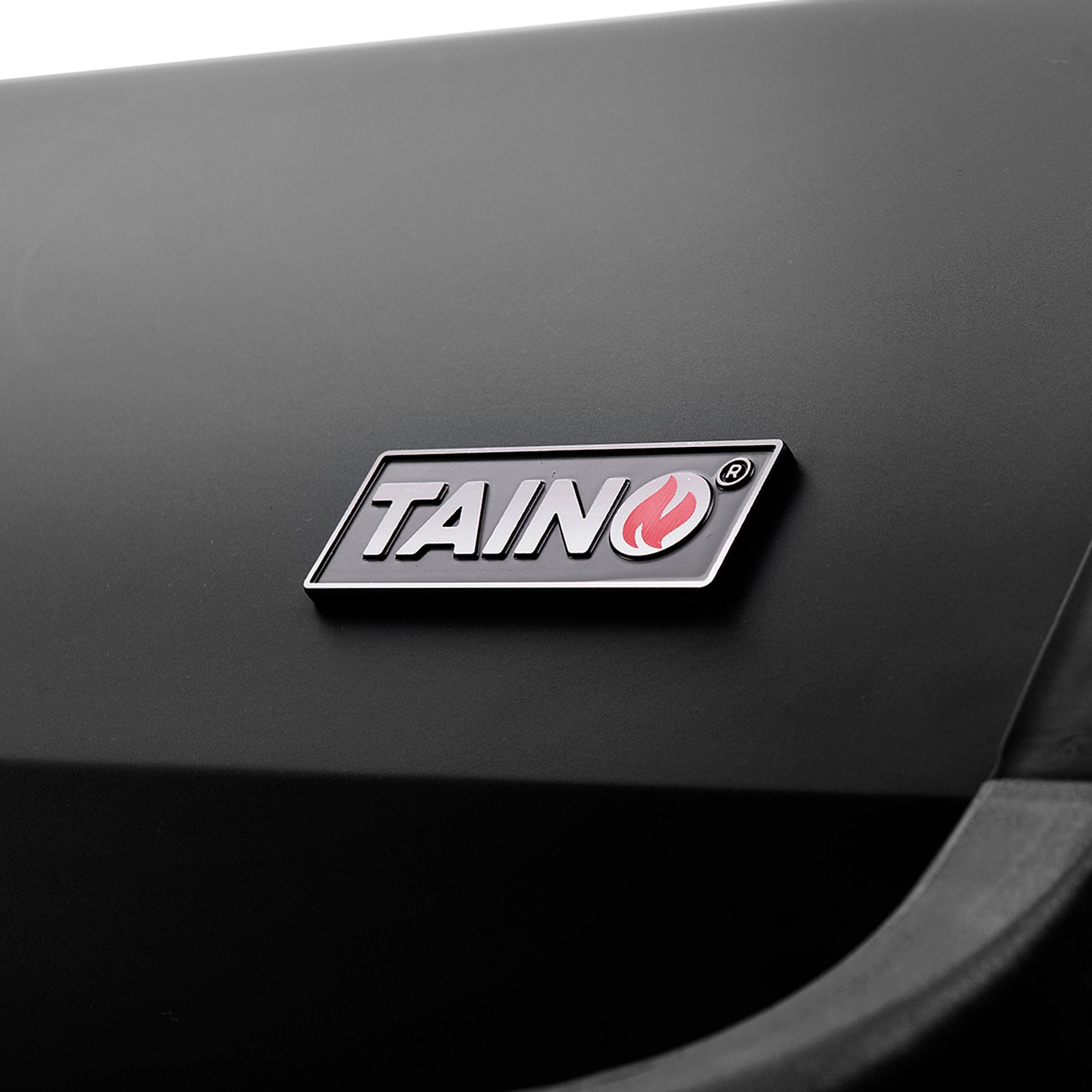 TAINO Red 4+1 - 4-Brenner Gasgrill mit Kochplatte - Detailansicht Logo