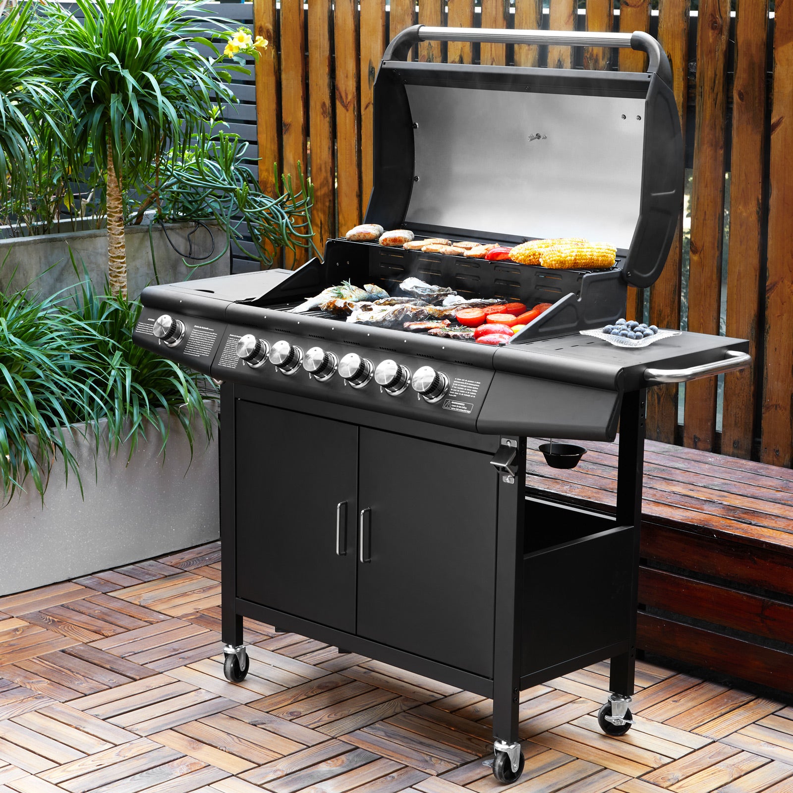 TAINO RED 6+1 Gasgrill auf einer Terrasse mit Grillgut auf dem Rost