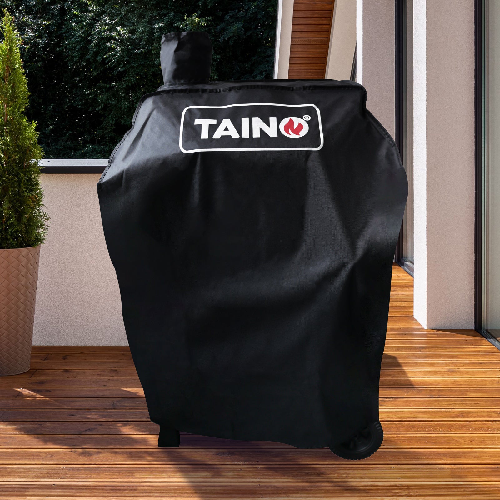 TAINO HERO mit Abdeckhaube abgedeckt steht auf einer Terrasse