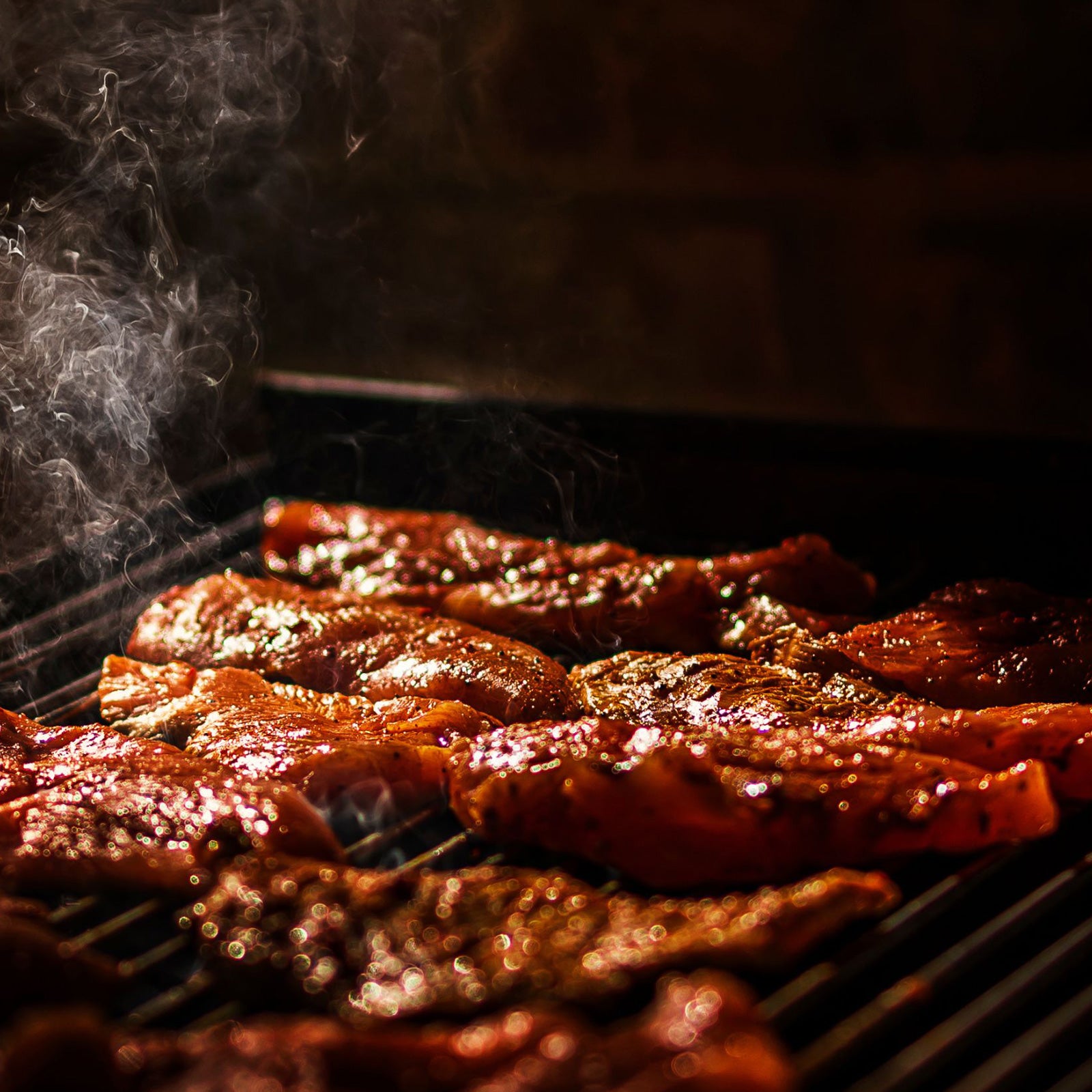 Leckere Steaks werden auf einem Gusseisen Grillrost gebraten