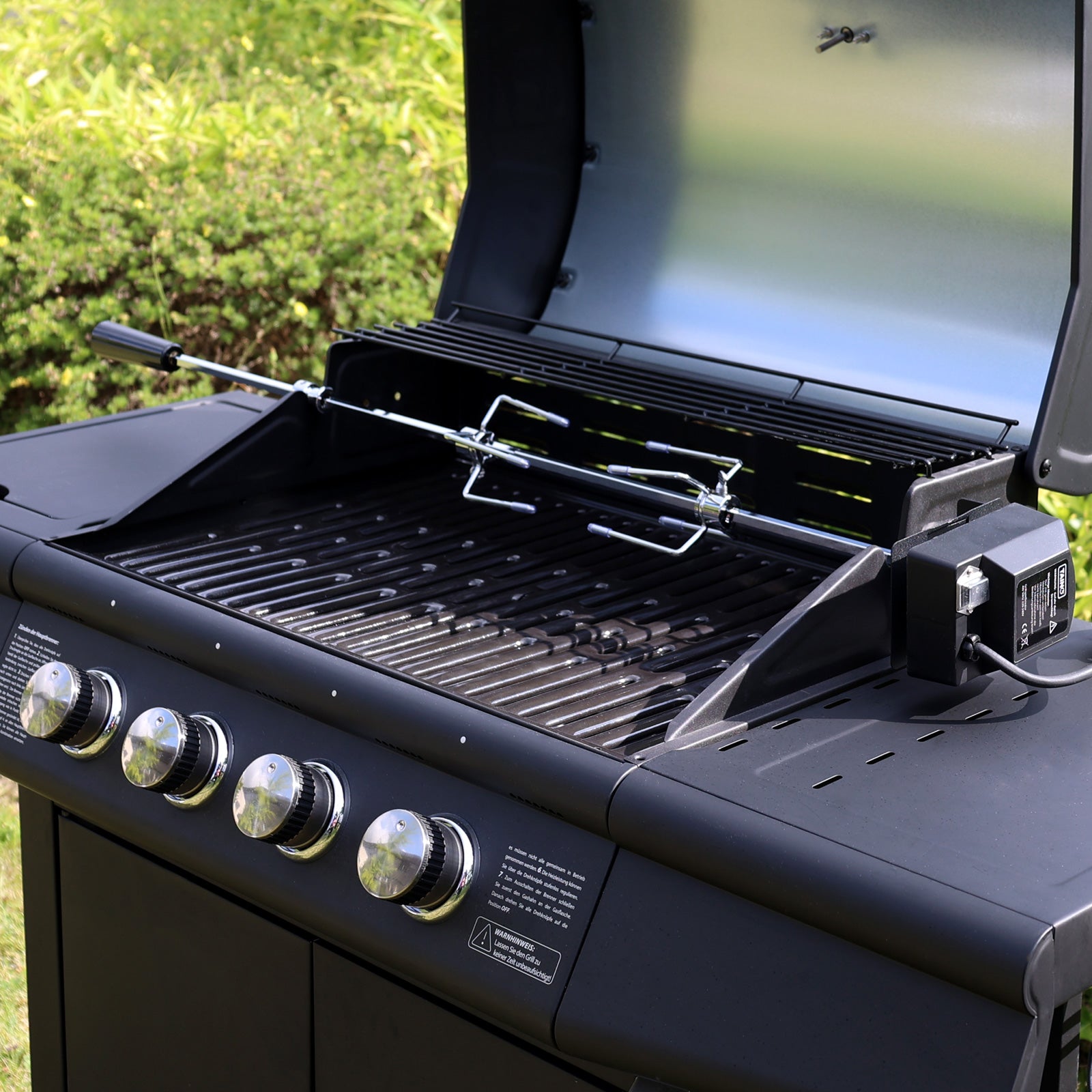 Der elektrischer Grillspieß ist in den passenden TAINO RED Gasgrill eingebaut