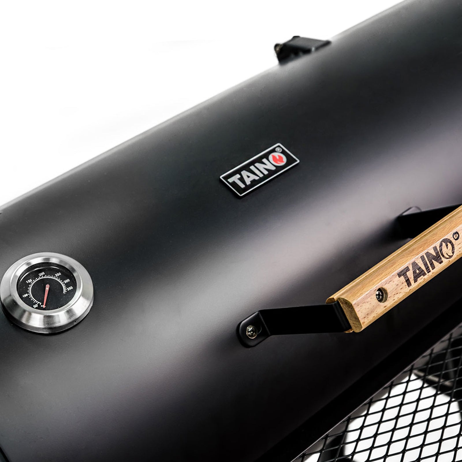 Nahaufnahme des Deckels mit Holzgriff, Thermometer und TAINO-Logo mit roter Flamme