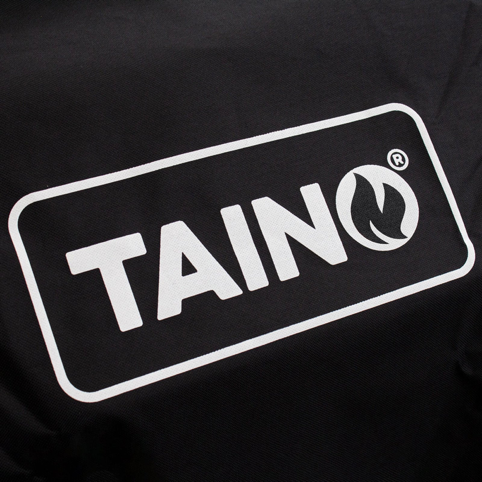 Weißes TAINO Logo auf der Abdeckhaube