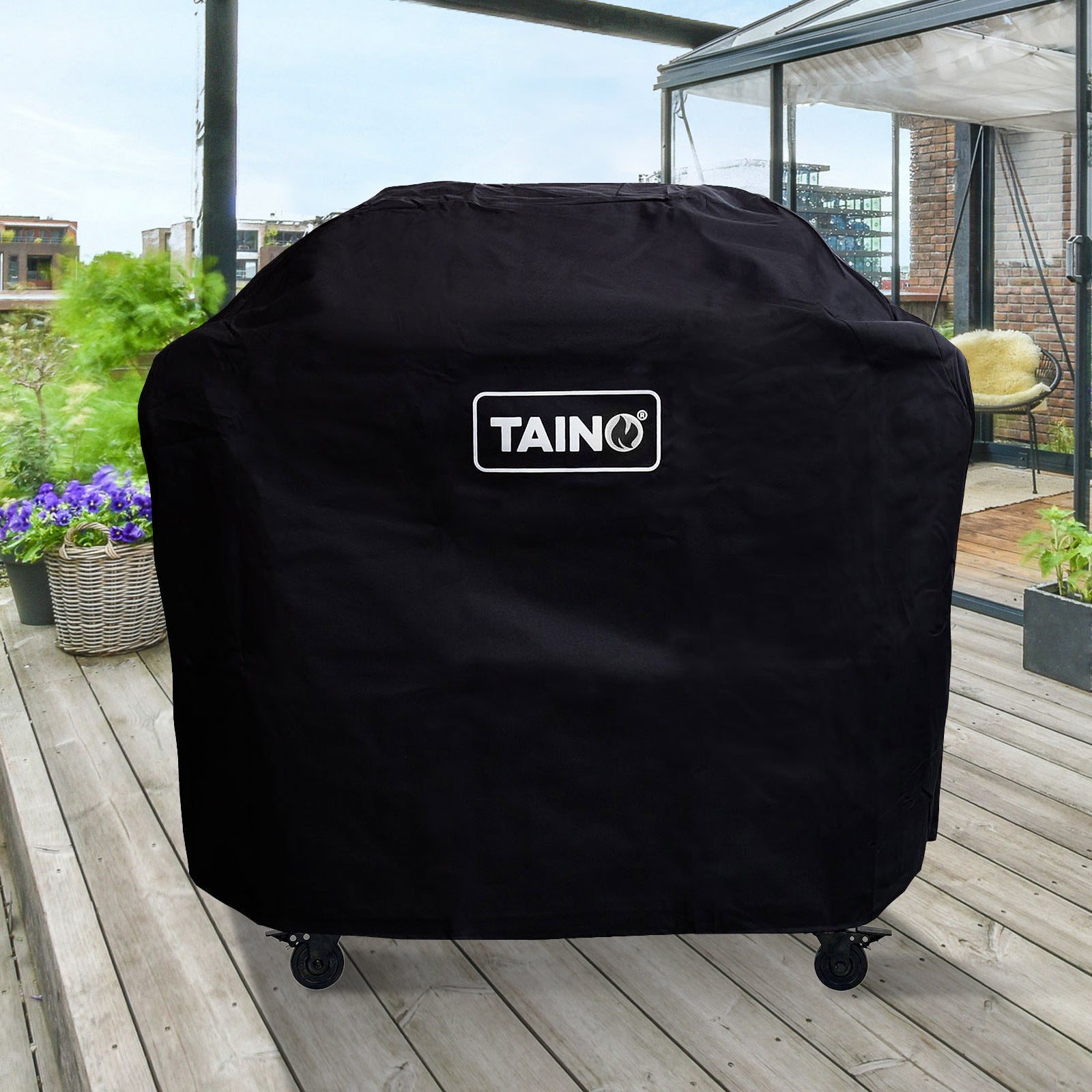 TAINO PLATINUM YAMARA 4+2 steht geschützt von der Abdeckhaube auf einer Terrasse