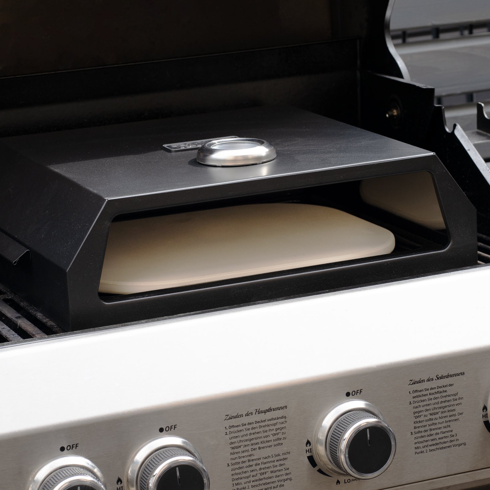 schwarze TAINO Pizzabox steht auf einem Gasgrill 