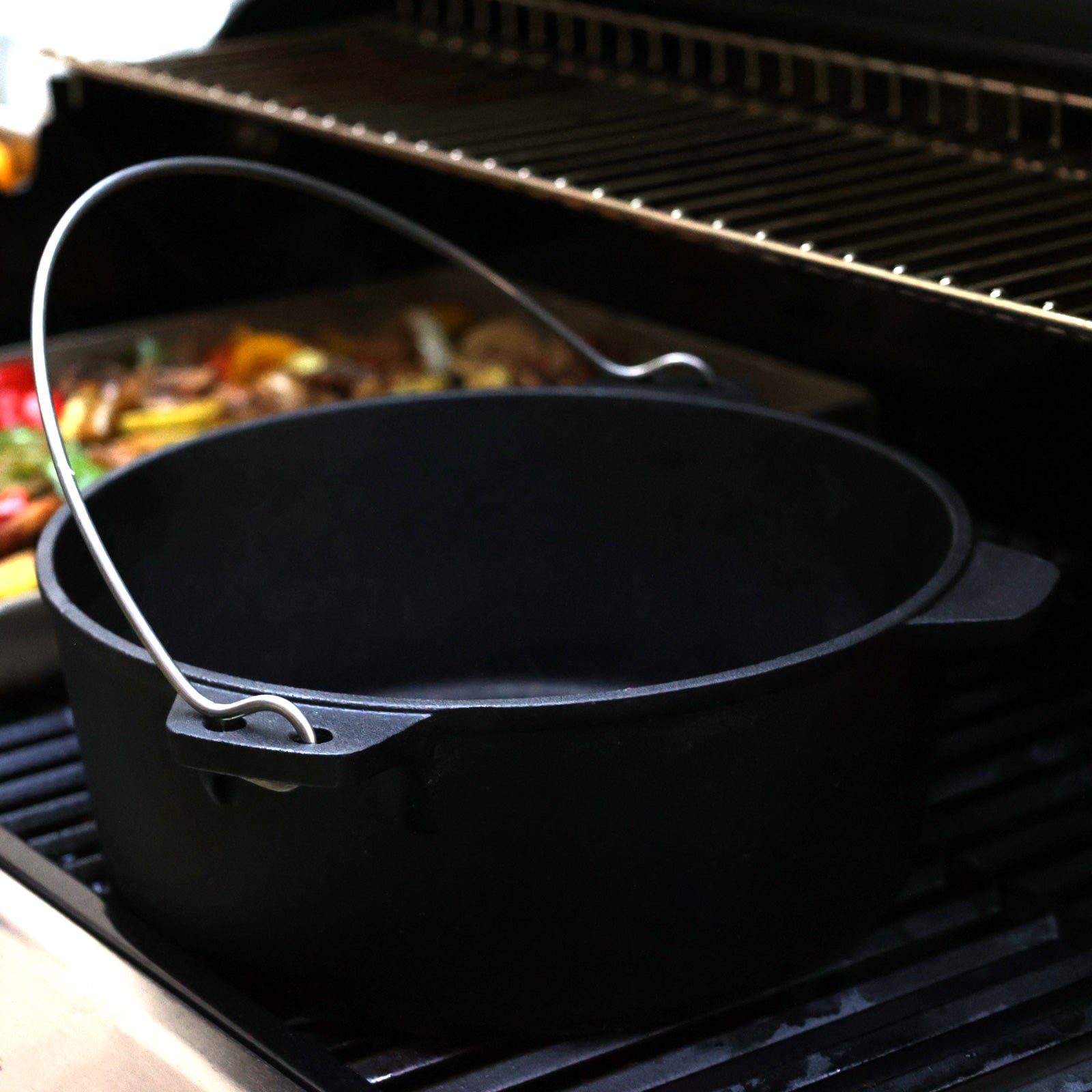 Der TAINO Dutch Oven steht auf dem Grill bereit