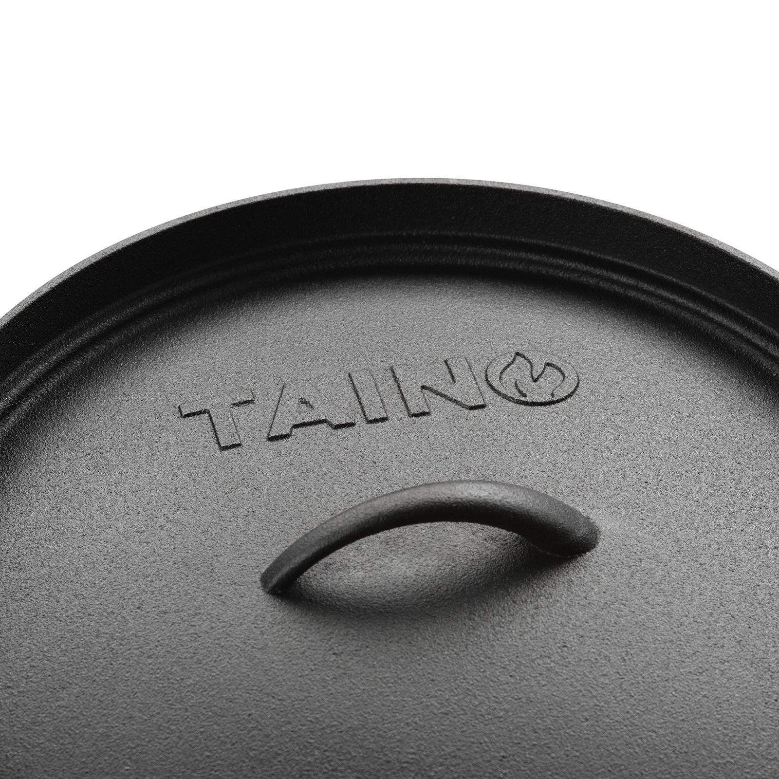 Nahaufnahme des TAINO Logos im Deckel des Dutch Ovens