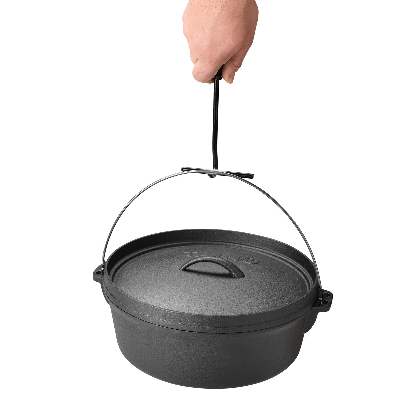 Eine Hand hält den Dutch Oven am Haken