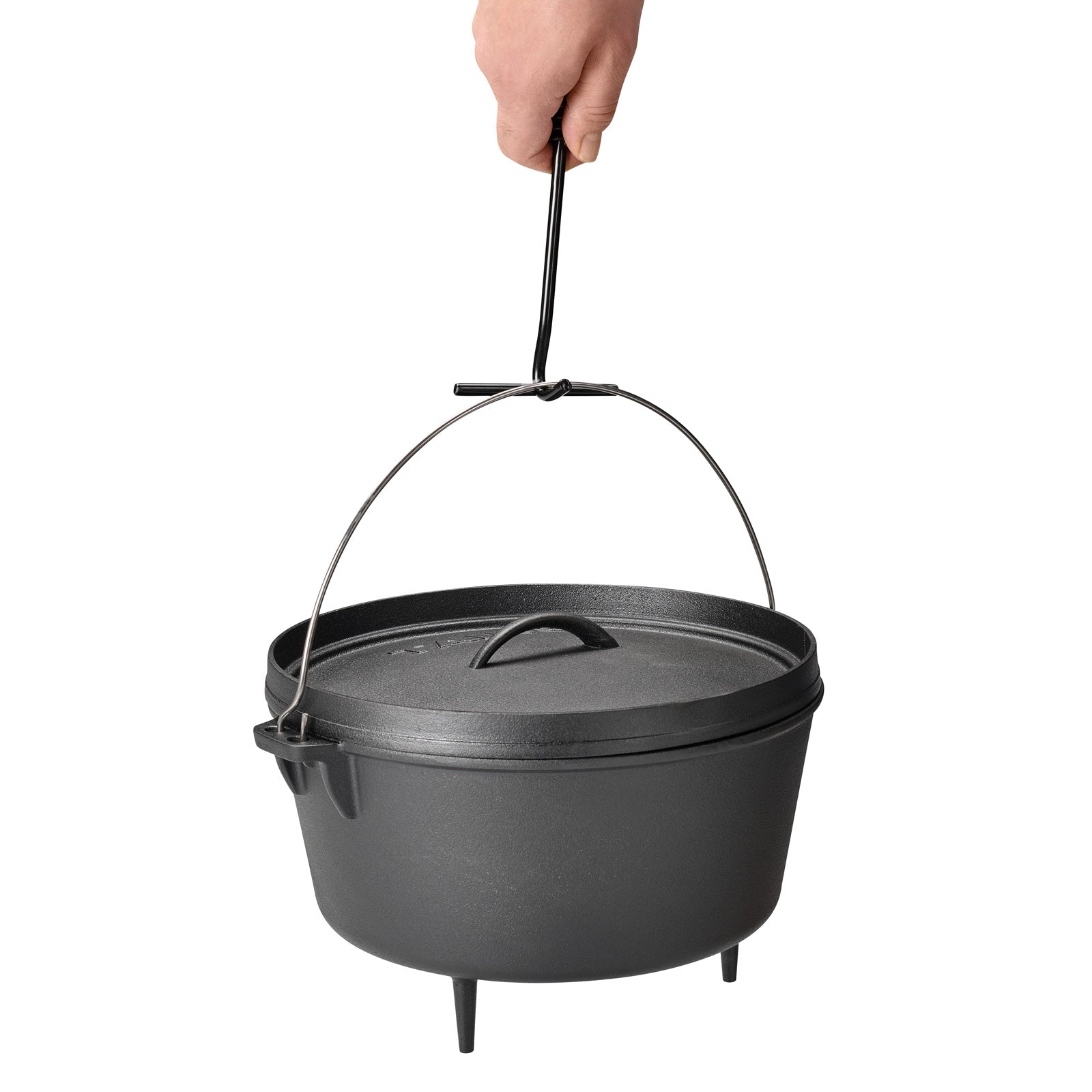Eine Hand hält den Dutch Oven am Deckelheber nach oben