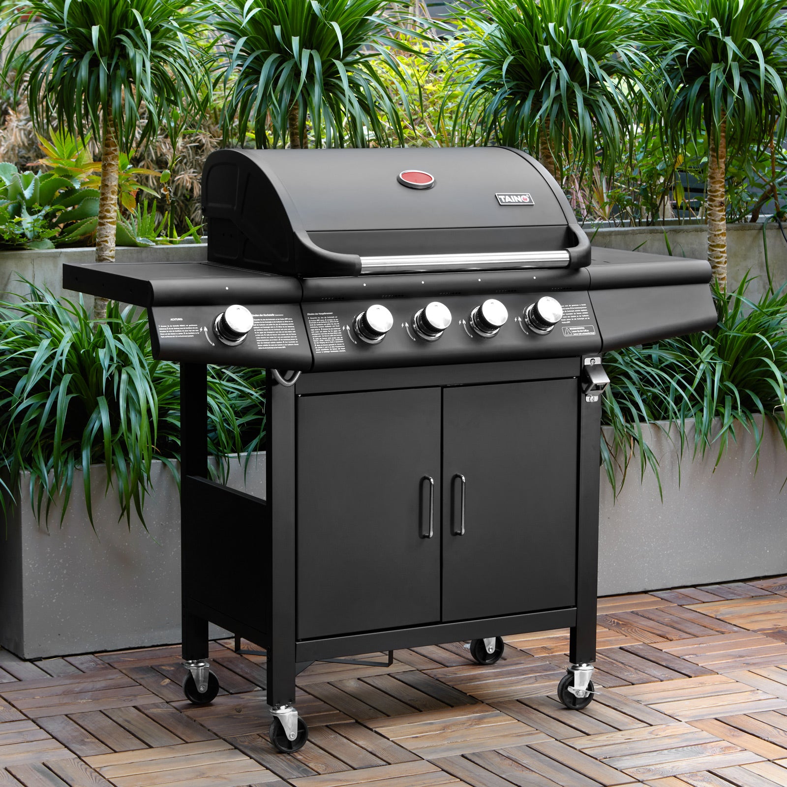 TAINO RED 4+1 Gasgrill - Ambientebild auf einer Terrasse