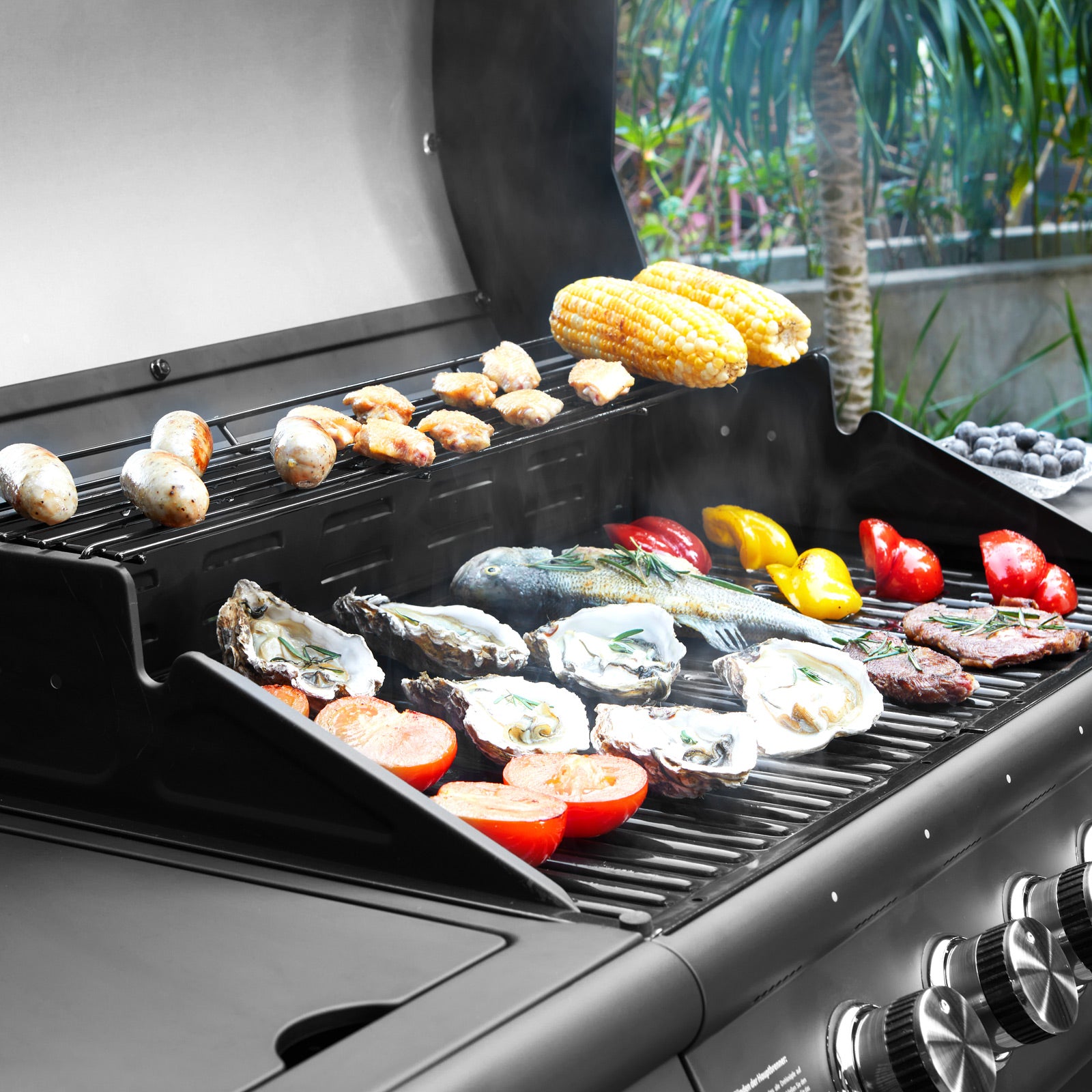 TAINO RED 6+1 Gasgrill mit Kochplatte - Detailansicht Grillgut auf dem Rost