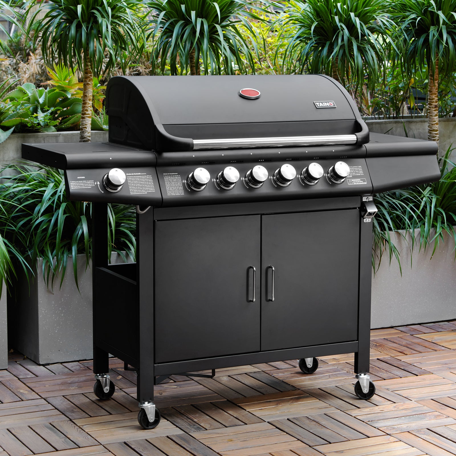 TAINO RED 6+1 Gasgrill auf einer Terrasse