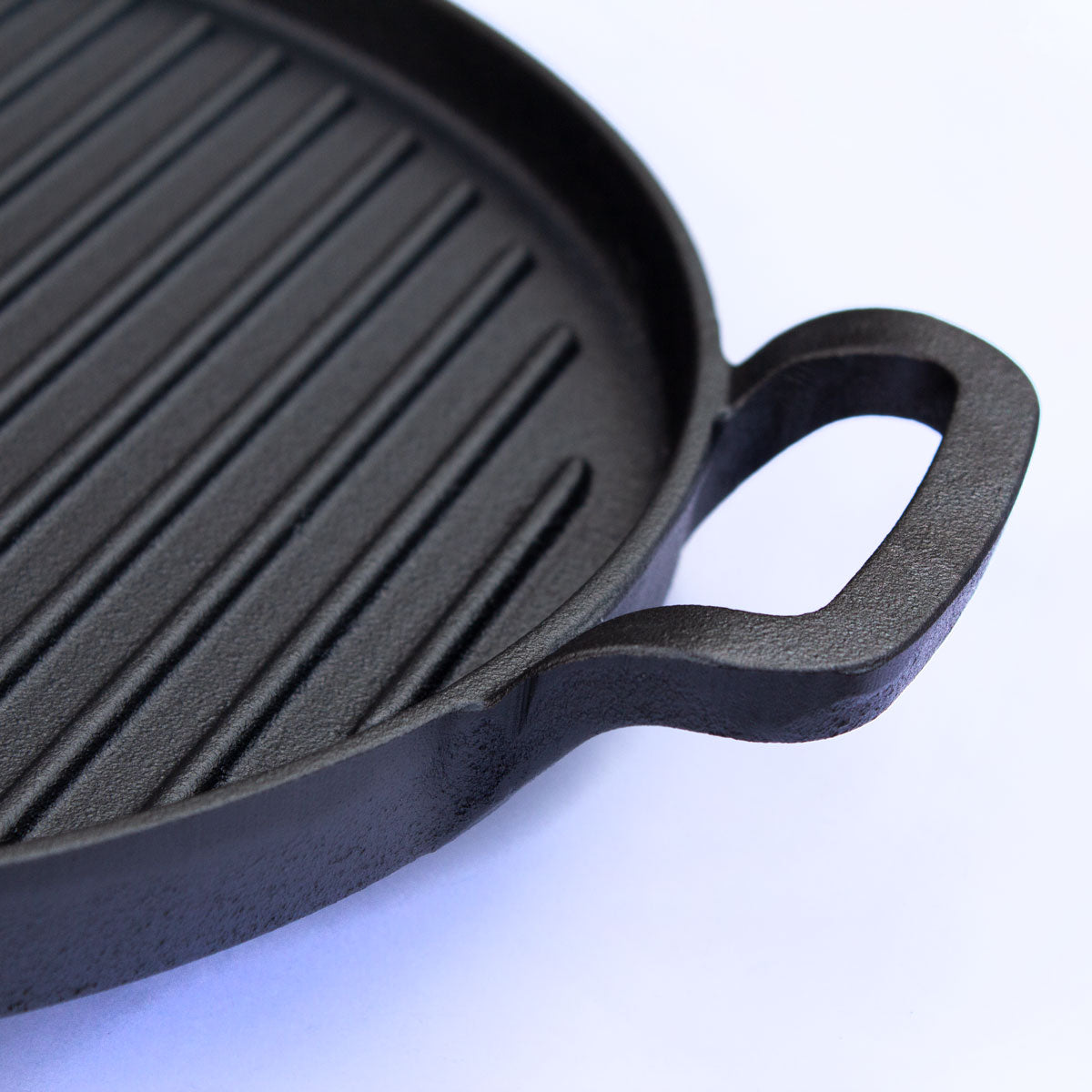 Nahansicht des Griffs der Grillpfanne aus Gusseisen